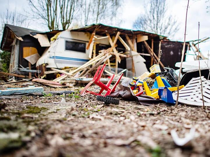 Die zum Teil bereits abgerissene Parzelle des mutmaßlichen Täters auf dem Campingplatz Eichwald.