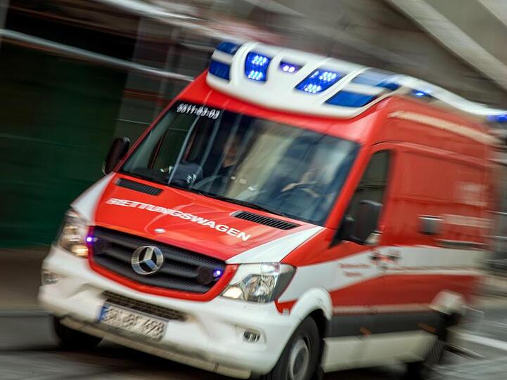 Ein Rettungswagen fährt durch die Innenstadt. Foto: Jens Büttner/dpa/Symbolbild