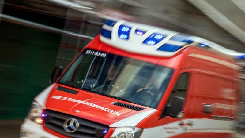Ein Rettungswagen fährt durch die Innenstadt. Foto: Jens Büttner/dpa/Symbolbild Ein Rettungswagen fährt durch die Innenstadt. Foto: Jens Büttner/dpa/Symbolbild
