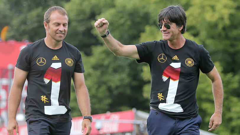 Vom Assistenten zum Nachfolger? Flick (l.) wird als möglicher Bundestrainer nach dem angekündigten Rücktritt von Löw gehandelt. Vom Assistenten zum Nachfolger? Flick (l.) wird als möglicher Bundestrainer nach dem angekündigten Rücktritt von Löw gehandelt.