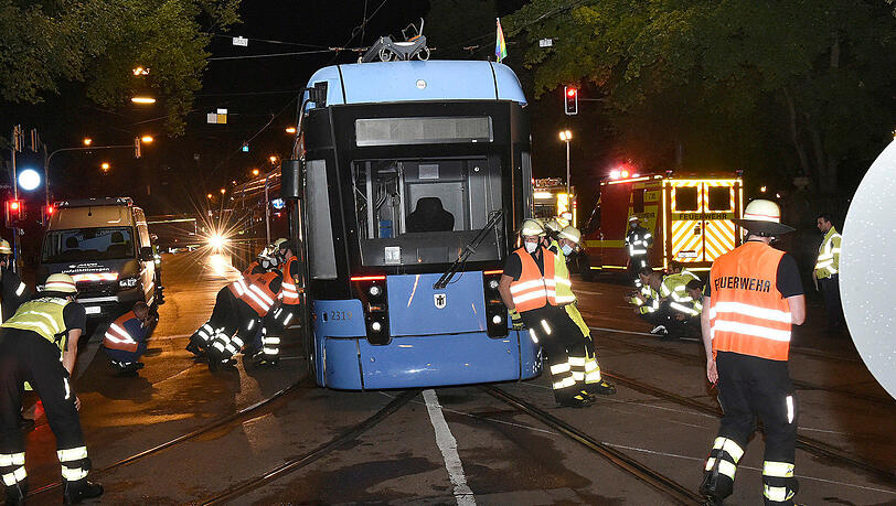 In der Nacht zum Samstag entgleiste die Tram in der Maximilianstraße.