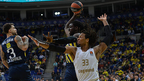 Freddie Gillespie (re.) und Bayerns Basketballer verlieren gegen Istanbul.