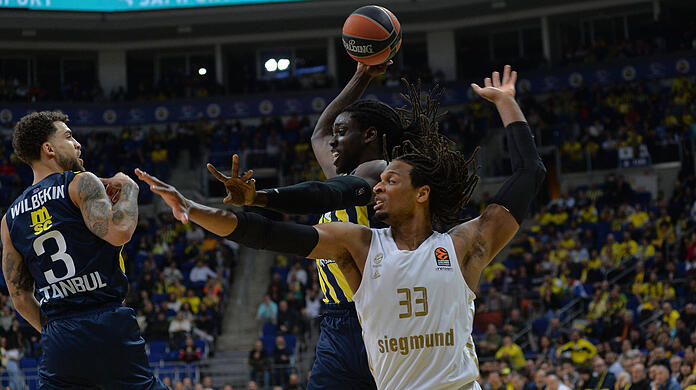 Freddie Gillespie (re.) und Bayerns Basketballer verlieren gegen Istanbul.