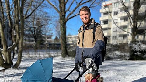 Assistenzarzt Jonas Björklund mit seinen Kindern.