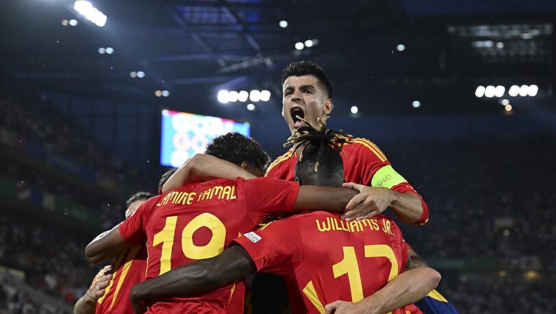 Vier Spiele, vier ungefährdete Siege: Spaniens Nationalelf marschiert unter der Regie von Trainer Luis de la Fuente durch das Turnier und will sich auf dem Weg zum anvisierten vierten EM-Titel auch nicht von Gastgeber Deutschland stoppen lassen.