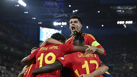 Vier Spiele, vier ungefährdete Siege: Spaniens Nationalelf marschiert unter der Regie von Trainer Luis de la Fuente durch das Turnier und will sich auf dem Weg zum anvisierten vierten EM-Titel auch nicht von Gastgeber Deutschland stoppen lassen.