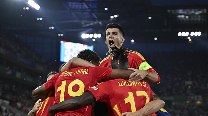 Vier Spiele, vier ungefährdete Siege: Spaniens Nationalelf marschiert unter der Regie von Trainer Luis de la Fuente durch das Turnier und will sich auf dem Weg zum anvisierten vierten EM-Titel auch nicht von Gastgeber Deutschland stoppen lassen.
