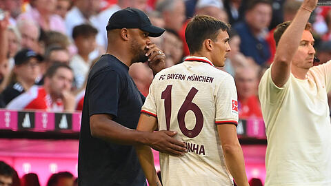 Bayern-Coach Vincent Kompany und 50-Millionen-Neuzugang Joao Palhinha.