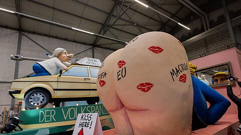 Ein Wagen des K&ouml;lner Rosenmontagszugs zeigt US-Pr&auml;sident Donald Trump mit entbl&ouml;&szlig;tem Hinterteil, darauf sind Kussm&uuml;nder unter anderem von der Nato und der Fifa zu sehen.