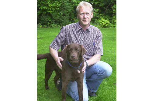 Dieter Ulm kann zurecht stolz auf seinen Hund Champy sein. Der Labrador-Rüde rettete einem 35-Jährigen Jogger, der einen Schlaganfall erlitten hatte und hilflos im Wald lag, das Leben.