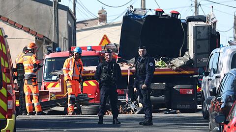Der TGV hat auf einem Bahn&uuml;bergang den Anh&auml;nger eines Lastzugs gerammt.