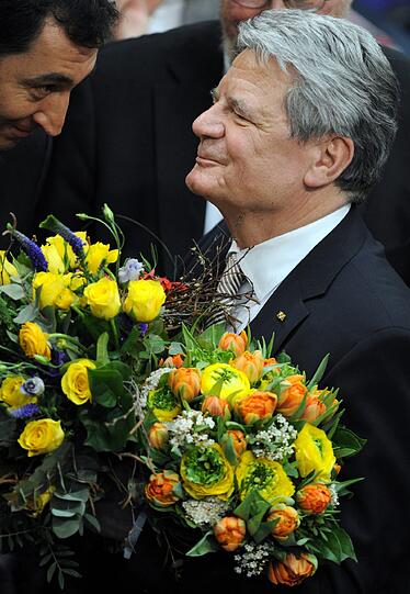 Joachim Gauck ist neuer Bundespräsident. Die
Bundesversammlung wählte den früheren DDR-Bürgerrechtler am Sonntag
mit großer Mehrheit zum Nachfolger von Christian Wulff. Der
72-Jährige erhielt 991 von 1228 gültigen Stimmen, das entspricht
einer Zustimmung von gut 80 Prozent. Für Gaucks Gegenkandidatin Beate
Klarsfeld votierten 126 Delegierte.