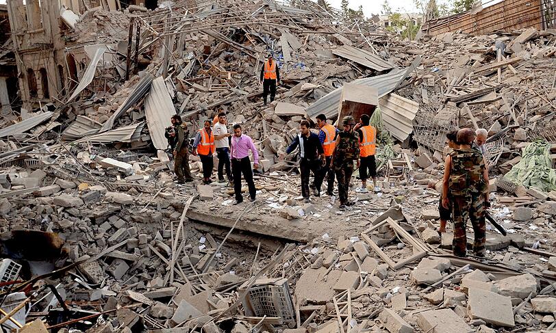 Sicherheitskräfte untersuchen den Anschlagsort in Aleppo