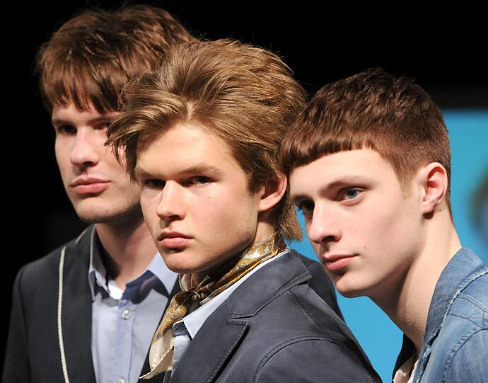 Die Models Tim, Dustin und Max stellen die aktuellen Frisurentrends für Männer des Zentralverbandes des deutschen Friseur Handwerks für die kommende Saison vor.