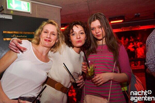 DJane. Jung. Attraktiv. Simina Grigoriu heizte dem Partyvolk am Samstag im Harry Klein ein. Weitere Bilder von dieser Party auf: www.nachtagenten.de