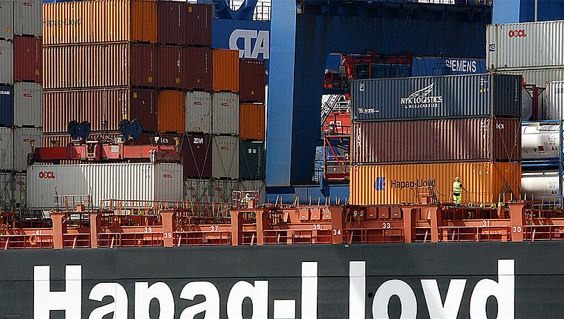 Mit einem zusätzlichen Sparprogramm soll Hapag-Lloyd nochmals einen dreistelligen Millionenbetrag einsparen. Mit einem zusätzlichen Sparprogramm soll Hapag-Lloyd nochmals einen dreistelligen Millionenbetrag einsparen.
