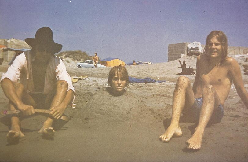 Aus dem Familienalbum: An der Costa del Sol lässt sich Veronika von Freunden und ihrem Bruder Hans-Georg (r.) einbuddeln.