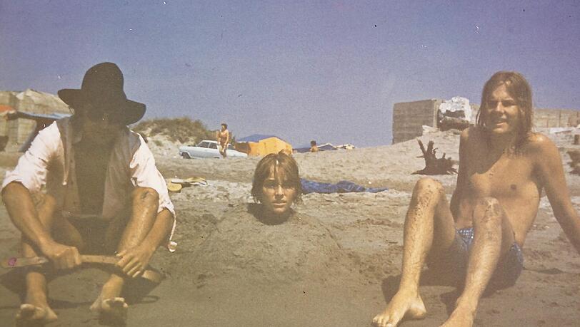 Aus dem Familienalbum: An der Costa del Sol lässt sich Veronika von Freunden und ihrem Bruder Hans-Georg (r.) einbuddeln. Aus dem Familienalbum: An der Costa del Sol lässt sich Veronika von Freunden und ihrem Bruder Hans-Georg (r.) einbuddeln.