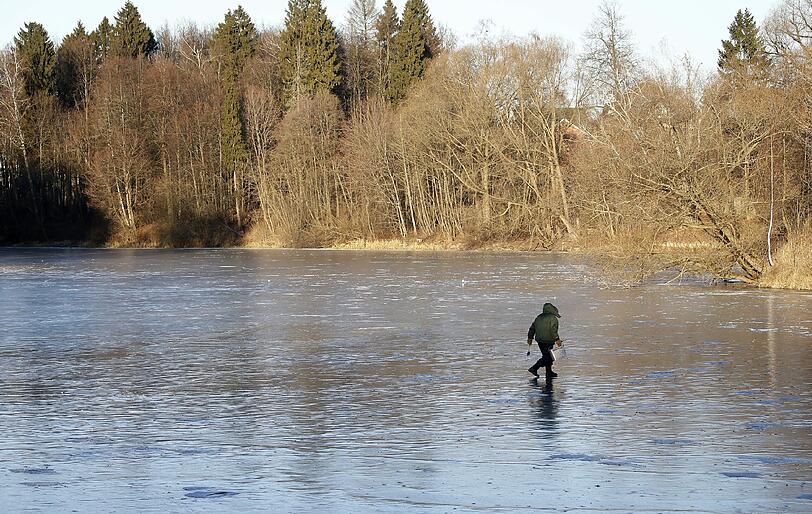 Auch in Russland ist es stellenweise viel zu warm. Dieser Mann jedoch geht über einen zugefrorenen See im Ostafyevo-Park in Moskau. Dort hat es zur Zeit "nur" minus sieben Grad.