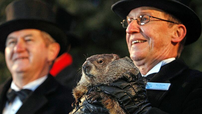 Ron Ploucha vom Groundhog Club hält Punxsutawney Phil am Murmeltiertag in die Höhe. Ron Ploucha vom Groundhog Club hält Punxsutawney Phil am Murmeltiertag in die Höhe.