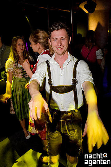 Zur Wiesn machen die Münchner im Neuraum nonstop Party.