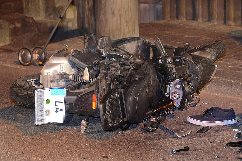 Der 18-Jährige rutschte unter das entgegenkommende Auto. Mit schwersten Verletzungen kam er ins Krankenhaus - kurze Zeit später starb er.