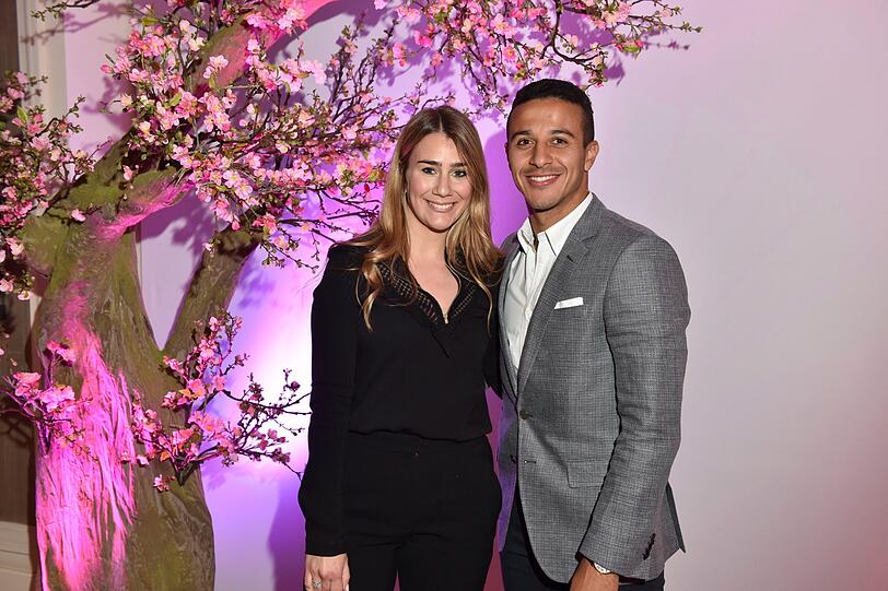 Thiago Alcantara mit Frau Julia Vigas