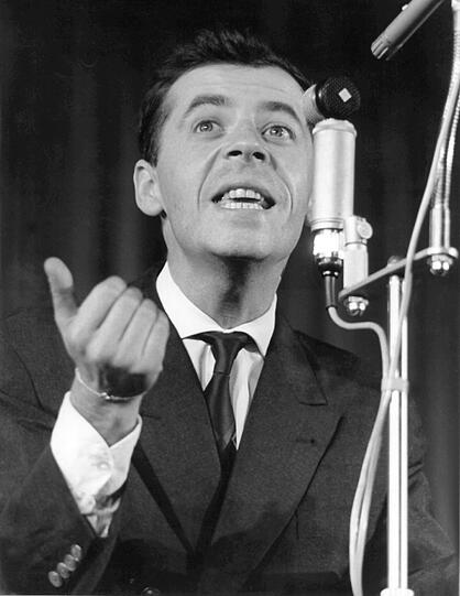 Der in London geborene Entertainer, Schauspieler und Moderator Chris Howland war auch mit Schlager-Hits erfolgreich.