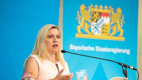 Die bayerische Gesundheitsministerin Melanie Huml (CSU) gibt eine Pressekonferenz. Foto: Nicolas Armer/dpa/Pool/dpa