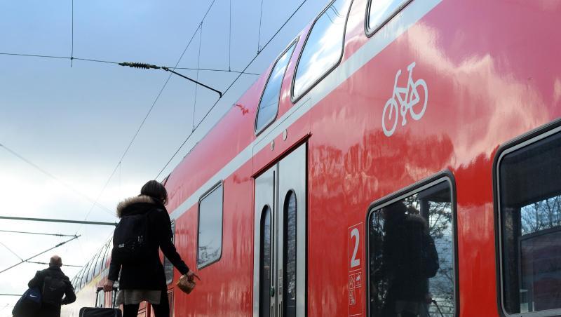 Reisende steigen in einen Regio-Zug. Reisende steigen in einen Regio-Zug.