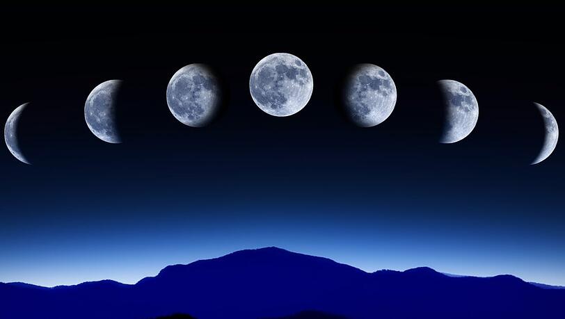 Der Mond durchläuft sieben Phasen.