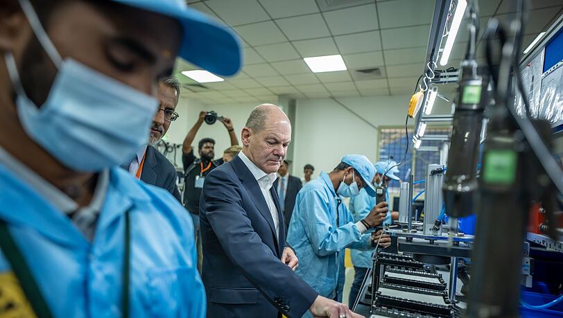 Bundeskanzler Scholz besichtigt das Unternehmen Sun Mobility im indischen Silicon Valley Bengaluru.