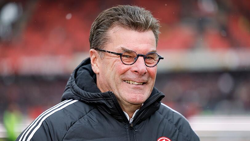 Der Nürnberger Trainer Dieter Hecking  lächelt vor Spielbeginn.