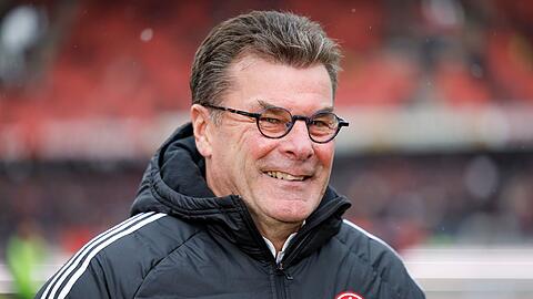 Der Nürnberger Trainer Dieter Hecking  lächelt vor Spielbeginn.