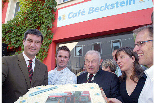 Zum Auftakt Torte: Ministerpräsident Günther Beckstein (Mitte) mit Europaminister Markus Söder (v.li.) und Wirt Jörg Scheuffler.