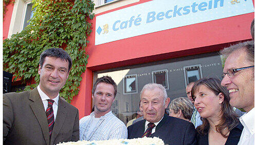 Zum Auftakt Torte: Ministerpräsident Günther Beckstein (Mitte) mit Europaminister Markus Söder (v.li.) und Wirt Jörg Scheuffler. Zum Auftakt Torte: Ministerpräsident Günther Beckstein (Mitte) mit Europaminister Markus Söder (v.li.) und Wirt Jörg Scheuffler.