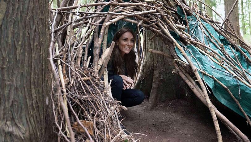 Prinzessin Kate sah sich einen kleinen Unterschlupf aus Stöcken von innen an. Prinzessin Kate sah sich einen kleinen Unterschlupf aus Stöcken von innen an.