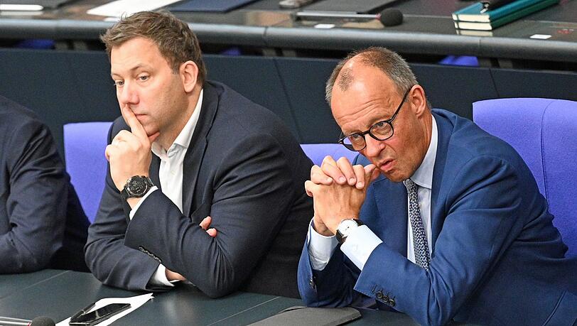 Die Lücke im Haushalt ist durch Kompromisse von SPD und Union größer geworden - Finanzminister Lars Klingbeil (SPD) und Kanzler Friedrich Merz (CDU) dürften nun noch einige Verhandlungen bevorstehen. (Archivbild)