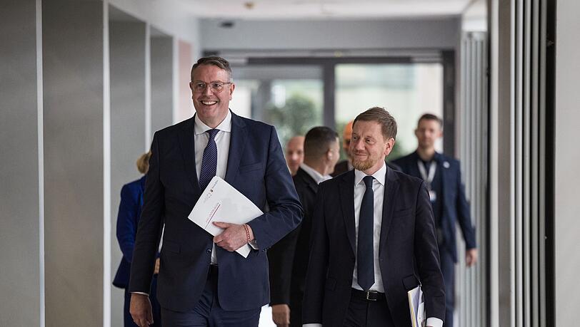 Der Vorsitzende der Ministerpräsidentenkonferenz Alexander Schweitzer (SPD) und sein Vize, Michael Kretschmer (CDU) sehen sich als "Möglichmacher". Der Vorsitzende der Ministerpräsidentenkonferenz Alexander Schweitzer (SPD) und sein Vize, Michael Kretschmer (CDU) sehen sich als "Möglichmacher".