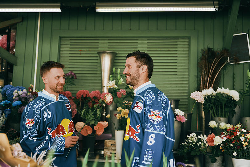 Schick und spaßig: Die EHC-Stars in ihren neuen Wiesen-Trikots unterwegs auf der Theresienwiese und beim Foto-Stopp am Königsplatz. Schick und spaßig: Die EHC-Stars in ihren neuen Wiesen-Trikots unterwegs auf der Theresienwiese und beim Foto-Stopp am Königsplatz.