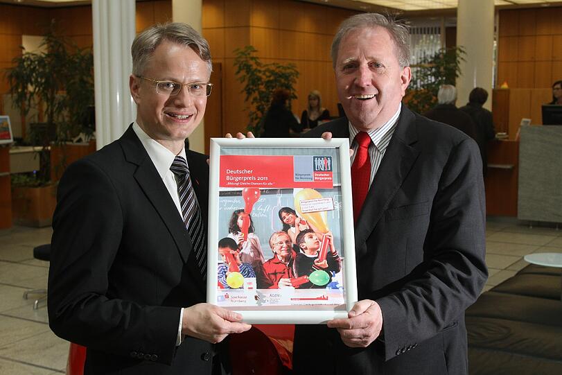 5000 Euro für 4 engagierte Nürnberger: Sparkassen-Marketingchef Michael Kläver (li.) und Peter Büttner von den Bürgervereinen.