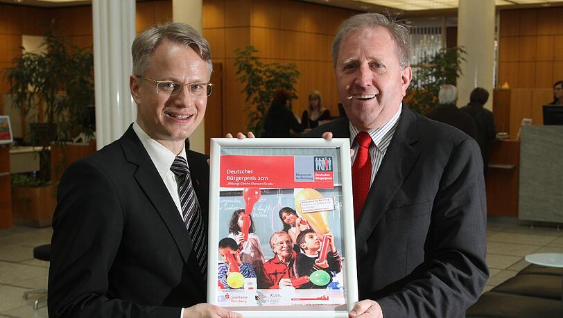 5000 Euro für 4 engagierte Nürnberger: Sparkassen-Marketingchef Michael Kläver (li.) und Peter Büttner von den Bürgervereinen.