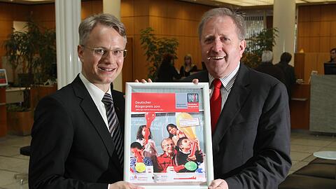 5000 Euro für 4 engagierte Nürnberger: Sparkassen-Marketingchef Michael Kläver (li.) und Peter Büttner von den Bürgervereinen.