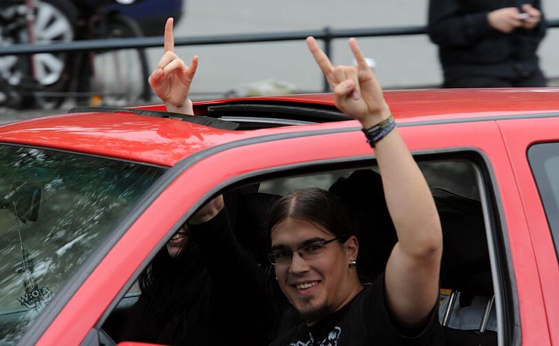 Und die Metal-Fans grüßen erfreut zurück.