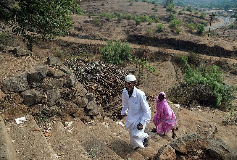 130 km südöstlich von Mumbai: Inder laufen teilweise kilometerweite Strecken durch felsige Wüstengebiete, um ihre Stimme für die Parlamentschaftswahl abzugeben.