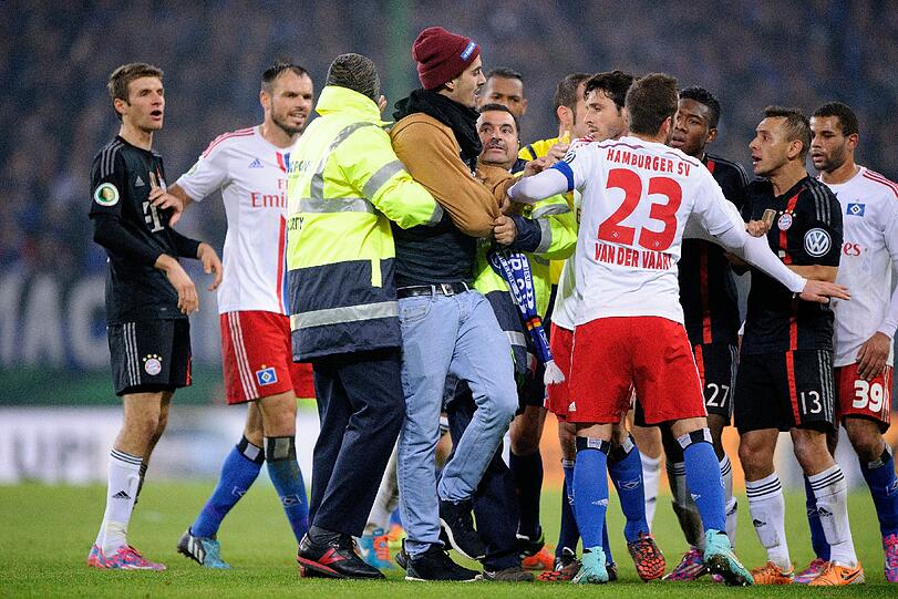 Unschöne Szene kurz vor Spielende: Ein Flitzer schlägt Franck Ribéry mit seinem Schal.