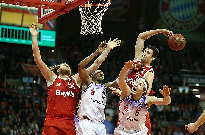 Noch hakt's im Bayern-Spiel: John Bryant und Paul Zipser kämpfen um den Ball - hier im Spiel gegen Göttingen.