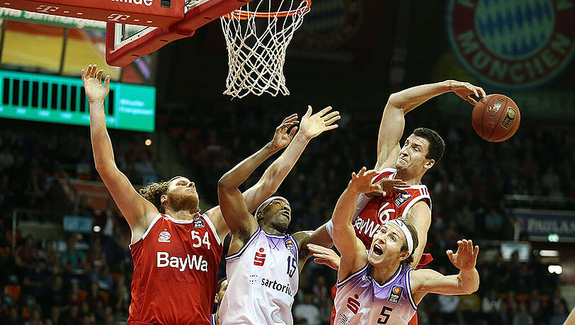 Noch hakt's im Bayern-Spiel: John Bryant und Paul Zipser kämpfen um den Ball - hier im Spiel gegen Göttingen. Noch hakt's im Bayern-Spiel: John Bryant und Paul Zipser kämpfen um den Ball - hier im Spiel gegen Göttingen.