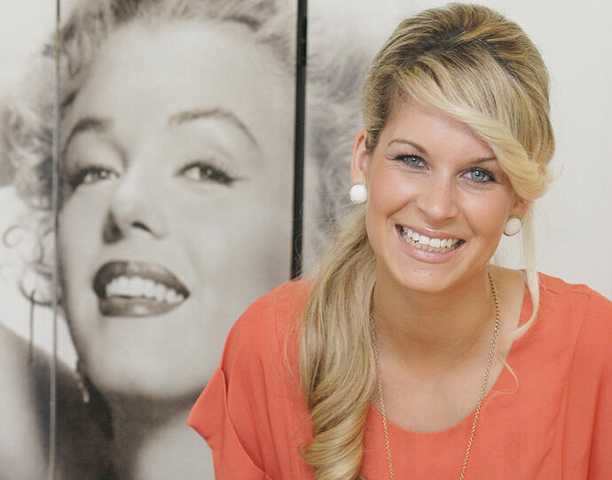 Helen Weersmann mit neuem Look von Hairstylist Fabio der "Compagnia della Bellezza" in der Landsbergerstraße 199. Sie hat es unter die Top 30 der zahlreichen Bewerberinnen geschafft. Wird Helen die "Schöne Münchnerin 2011"?