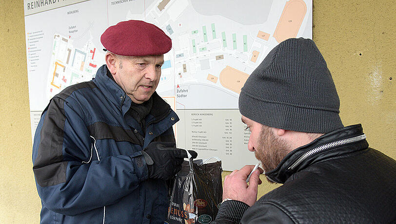 Ein Sicherheitsmitarbeiter kontrolliert in der Landeserstaufnahmeeinrichtung (LEA) für Flüchtlinge in Ellwangen die Tasche eines Bewohnerns. Innerhalb der LEA herrscht Alkoholverbot, dennoch kommt es immer wieder zu Problemen mit alkoholisierten Bewohnern. Ein Sicherheitsmitarbeiter kontrolliert in der Landeserstaufnahmeeinrichtung (LEA) für Flüchtlinge in Ellwangen die Tasche eines Bewohnerns. Innerhalb der LEA herrscht Alkoholverbot, dennoch kommt es immer wieder zu Problemen mit alkoholisierten Bewohnern.